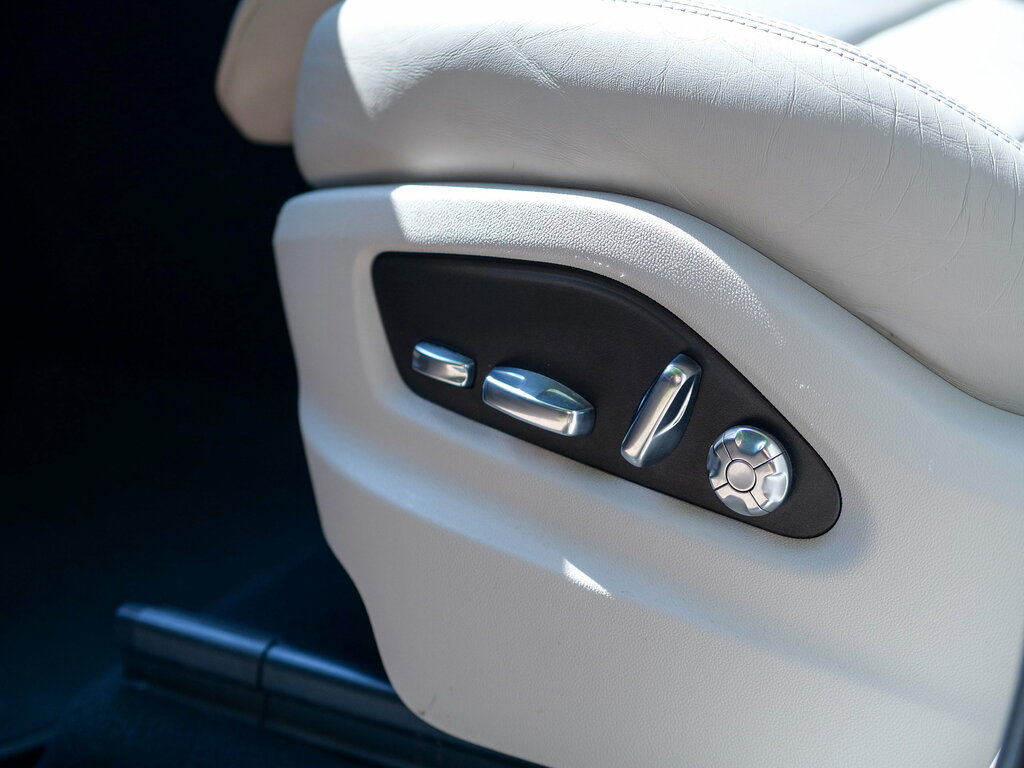 Porsche Cayenne White #14