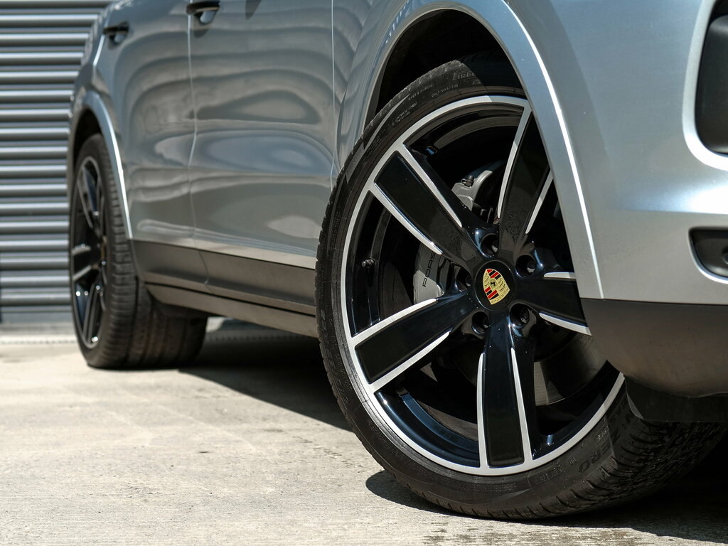 Porsche Cayenne White #48