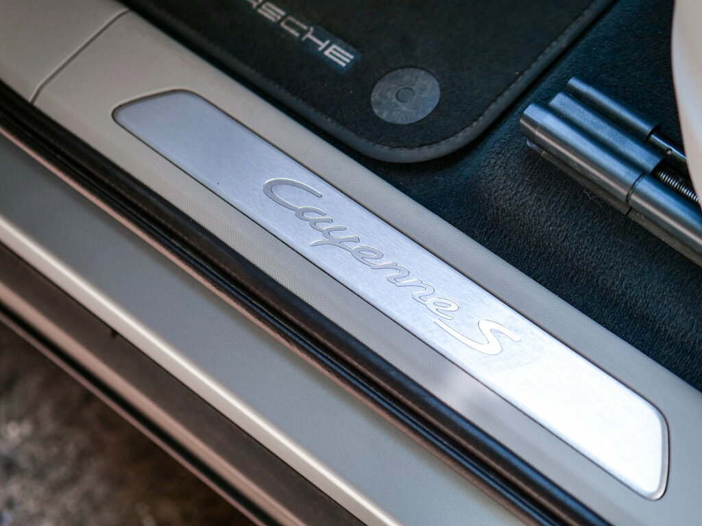 Porsche Cayenne White #19
