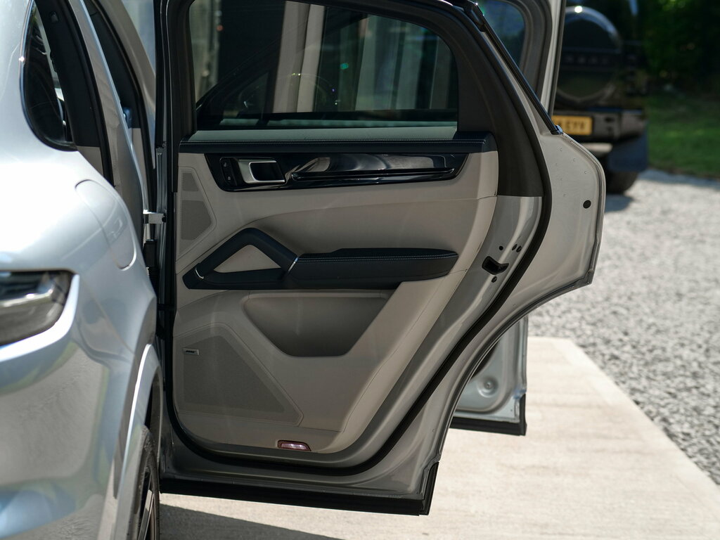 Porsche Cayenne White #45