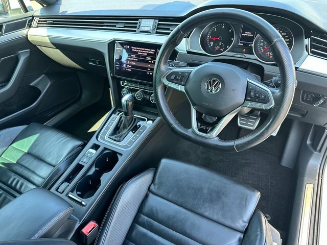 Volkswagen Passat Saloon White #4