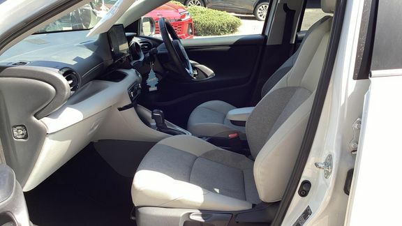 Toyota Yaris Excel White #5