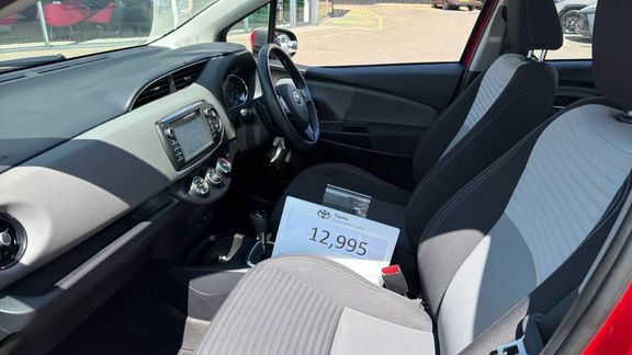 Toyota Yaris Icon Tech 1.5 Red #5