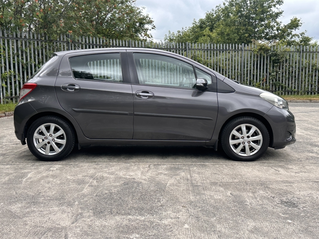 Toyota Yaris 1.3 Vvt-i Tr DK62XKC Grey #4
