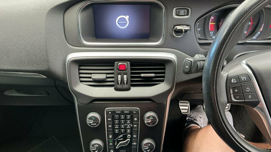 Volvo V40 2L R-design Nav Plus Black #2