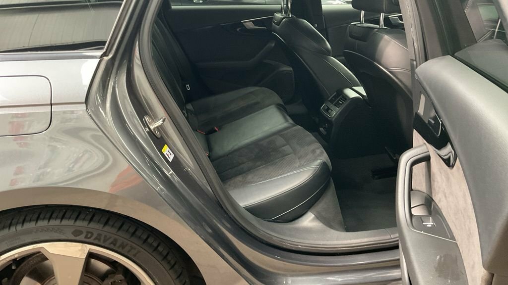 Audi A4 Avant 2L Black Edition Grey #3