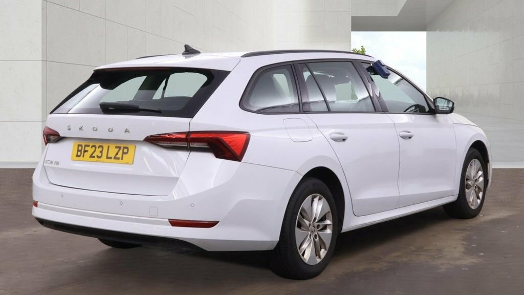 Skoda Octavia 2L Se Technology White #5