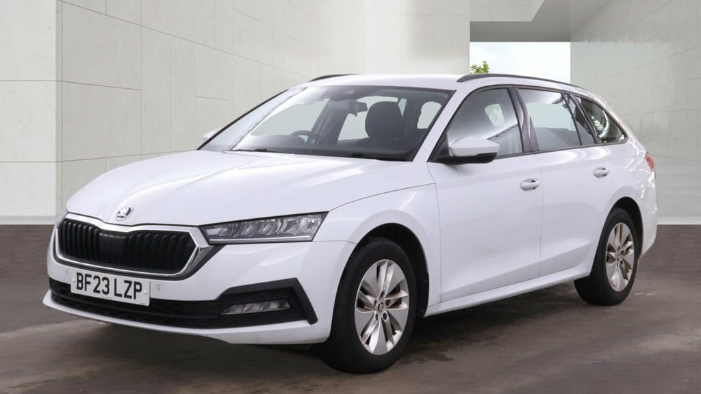 Skoda Octavia 2L Se Technology White #4