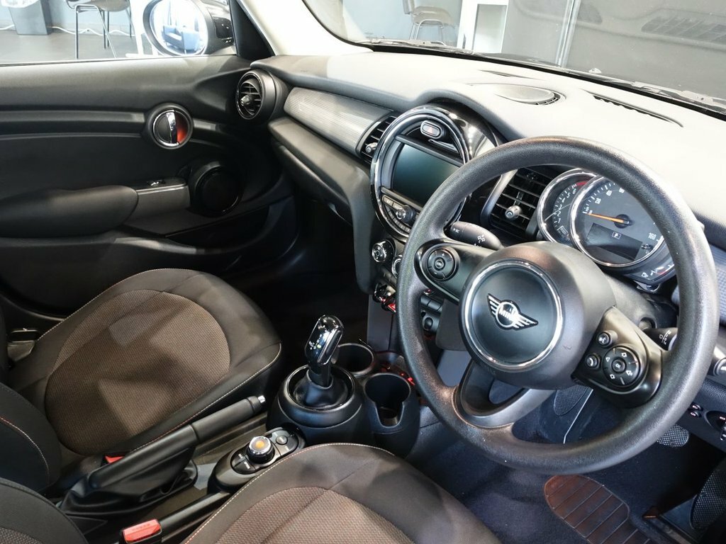 Mini Hatch 1.5L Cooper Classic Black
