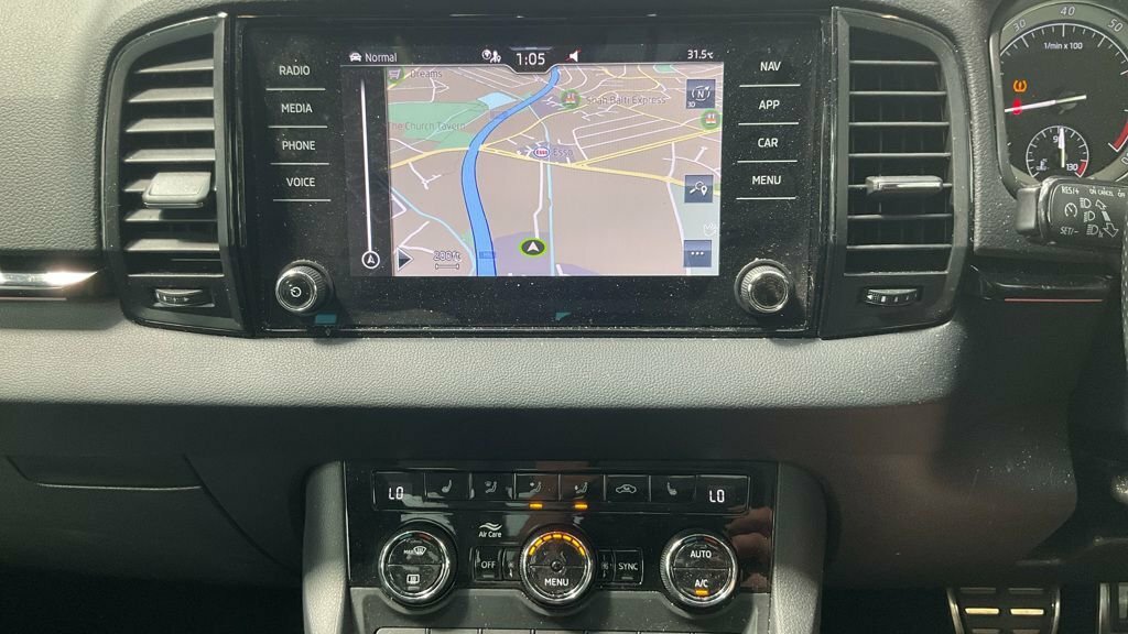 Skoda Karoq 1.5L Sportline White #2