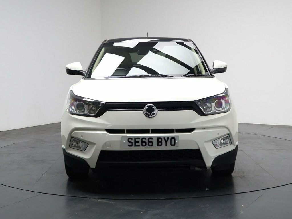 SsangYong Tivoli 1.6L Elx White #4