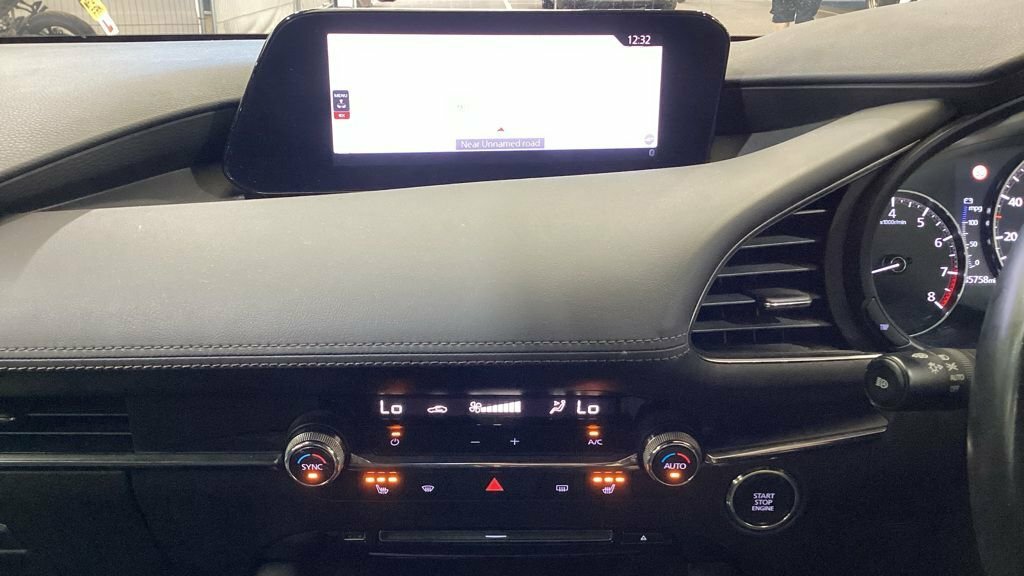 Mazda 3 2L Sport Lux White #2
