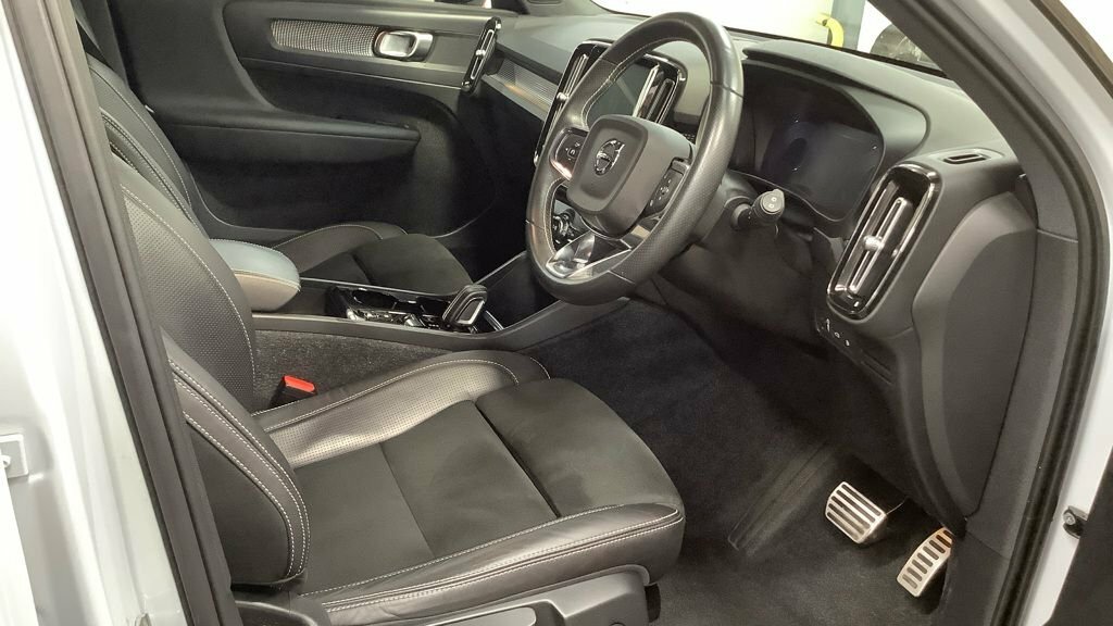 Volvo XC40 1.5L R-design Silver #2