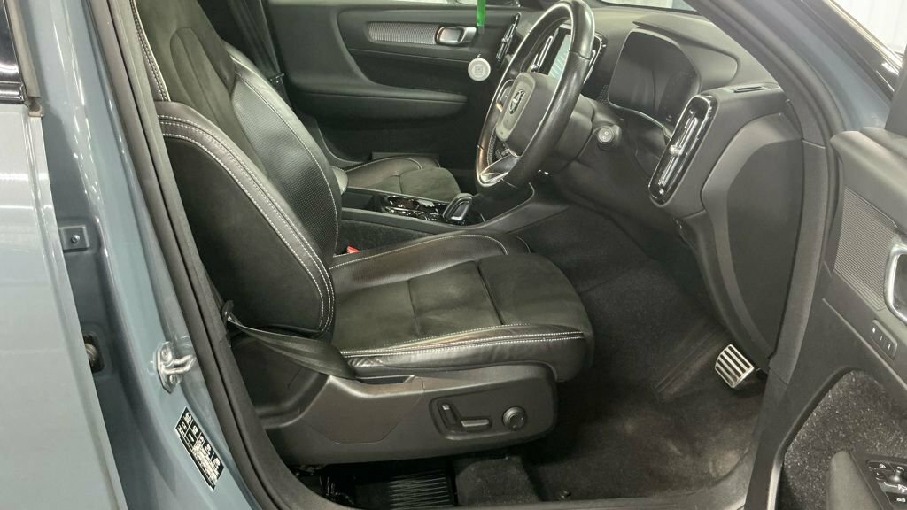 Volvo XC40 2.0 B4p R Design Pro Red #2