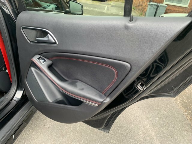 Mercedes-Benz GLA Class 4Matic Amg Line 5 White #29
