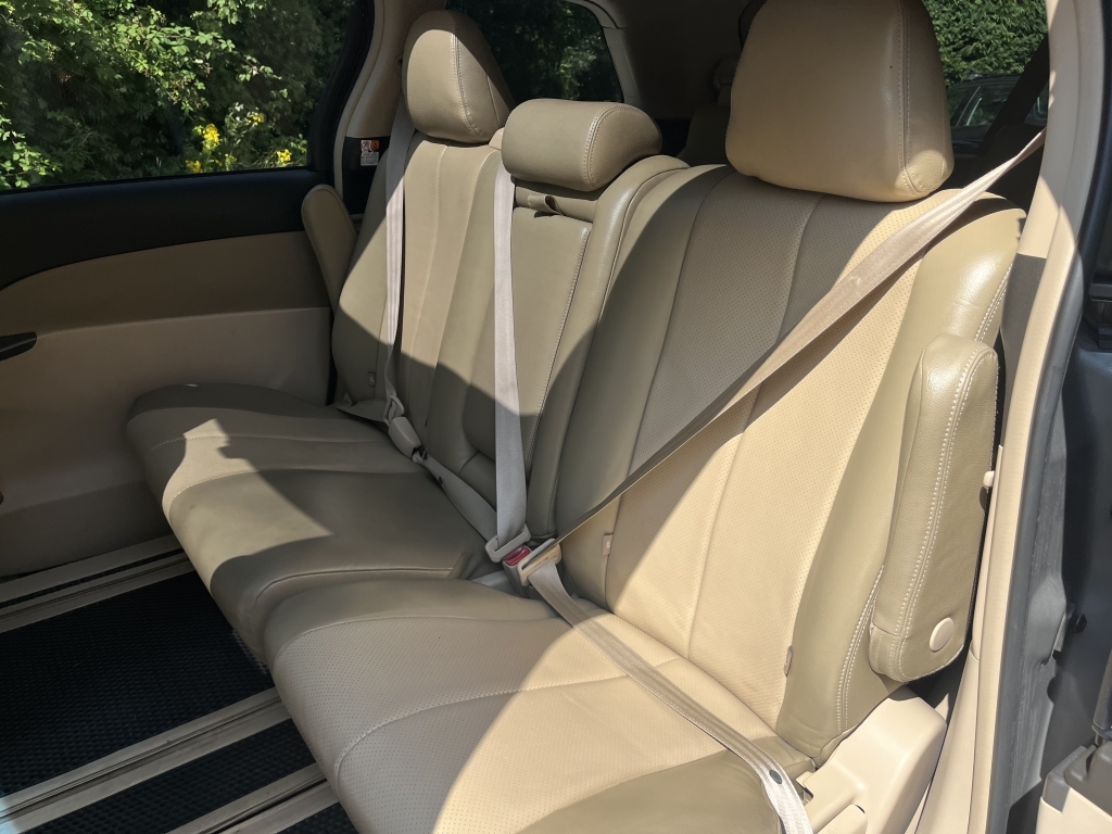 Toyota Estima E-four Grey #35