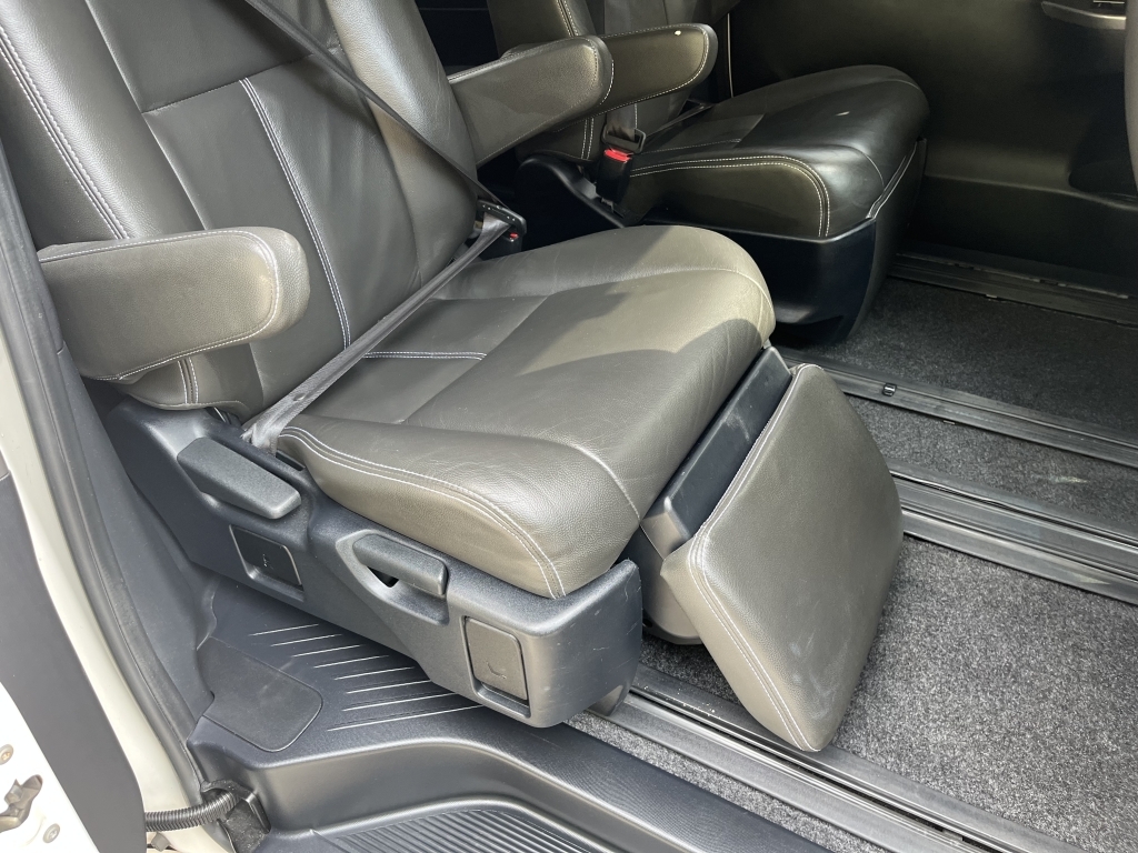 Toyota Estima Mpv E- Four Hybrid 201616 Grey #26