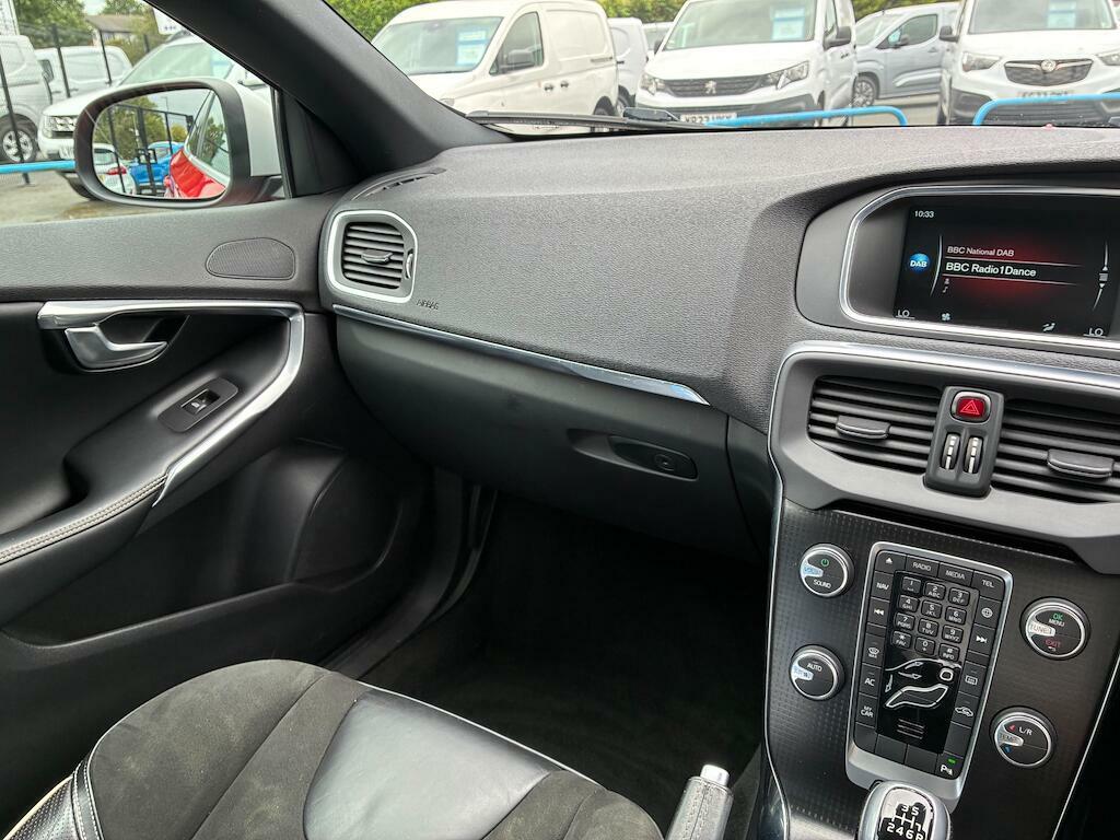 Volvo V40 1.5 T3 R-design Black #34