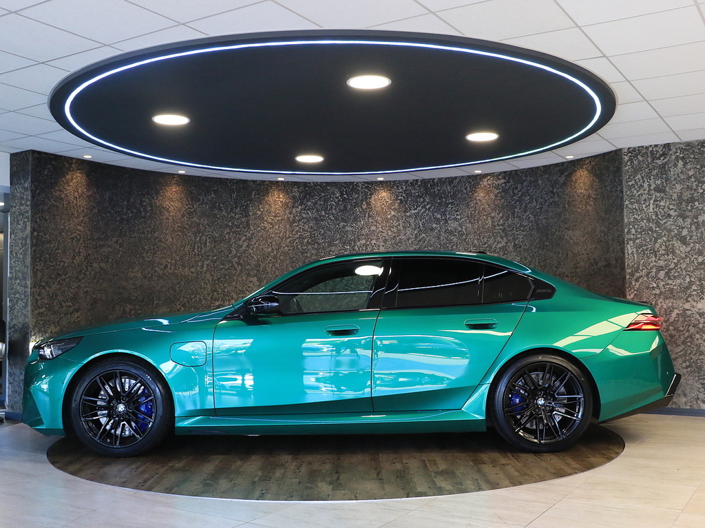 BMW M5 Saloon PX74HVH Green #4