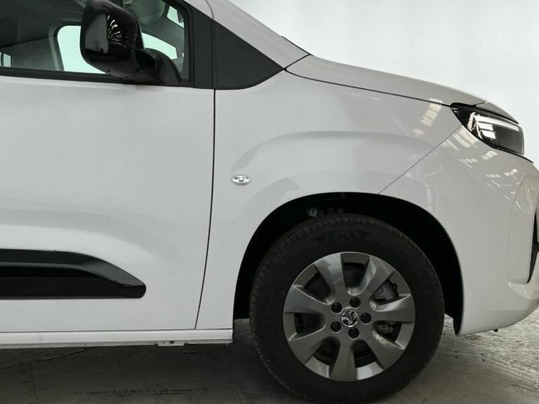 Vauxhall Combo-e Life 52Kwh Ultimate Mpv 11Kw Charger White #4