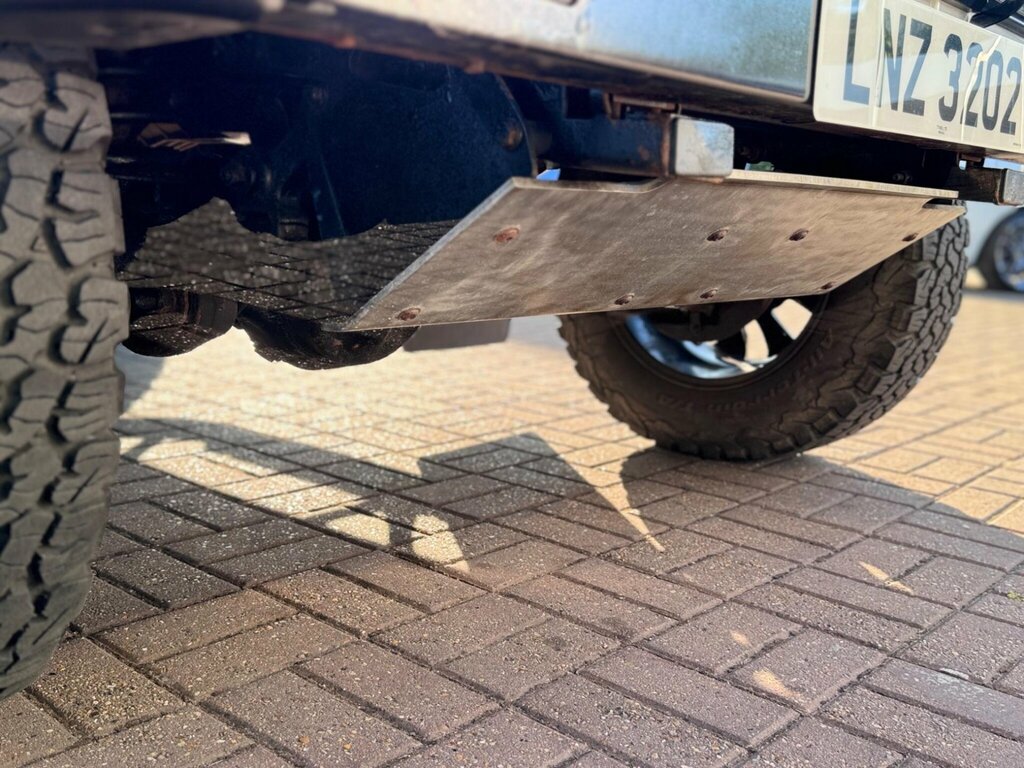 Land Rover Defender 90 2.4L County Silver #36