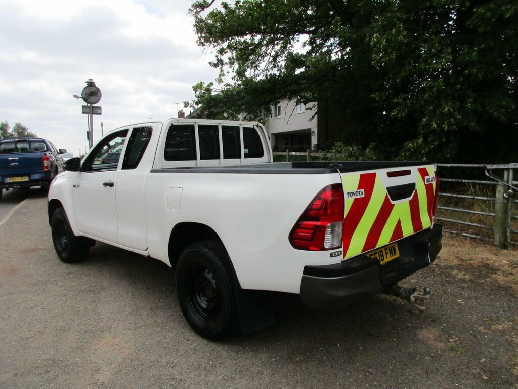 Toyota HILUX 2.4 D-4d Active 4Wd Euro 6 3.5T White #4
