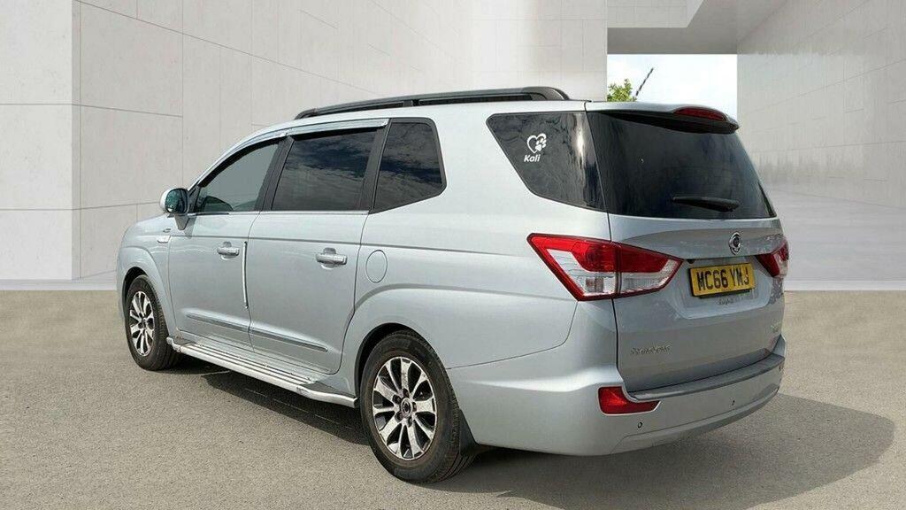 SsangYong Turismo 2.2D Elx T-tronic 4Wd Selectable Euro 6 Silver #4