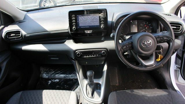 Toyota Yaris Vvt-h Icon Hatchback White #3