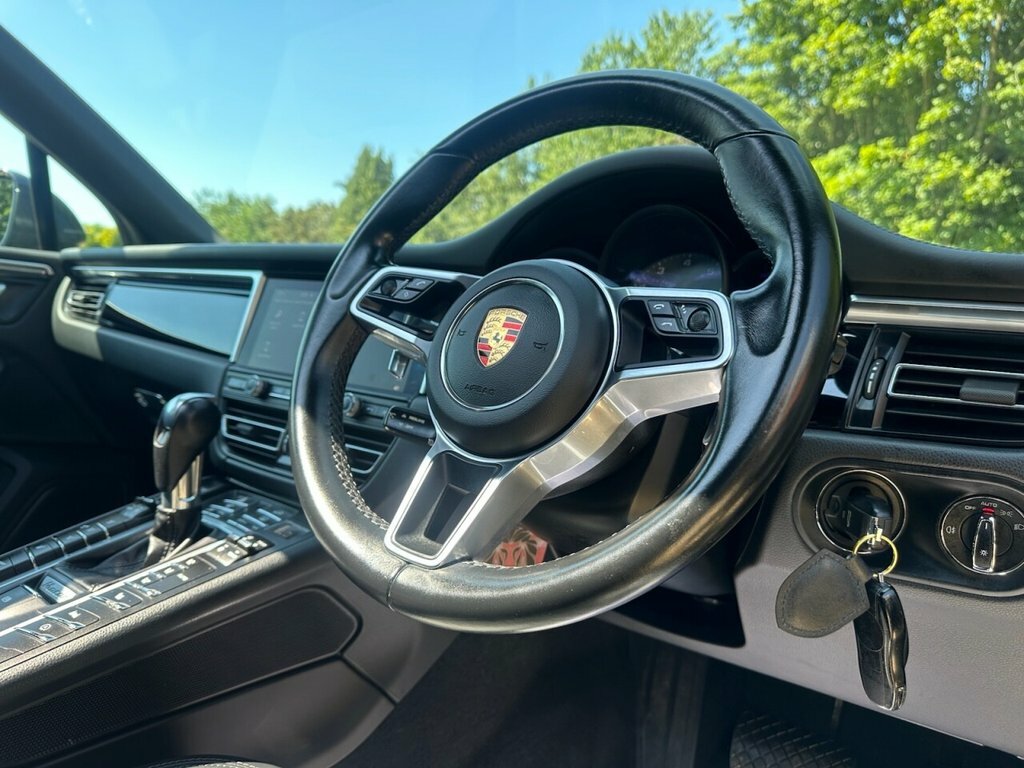 Porsche Macan Pdk Red #22