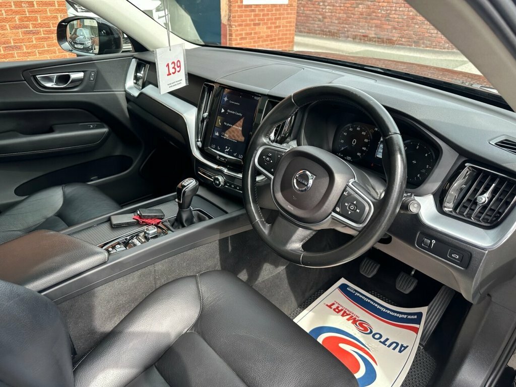 Volvo XC60 2L Momentum Black #5