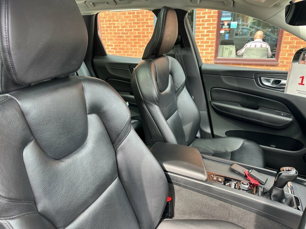 Volvo XC60 2L Momentum Black #6