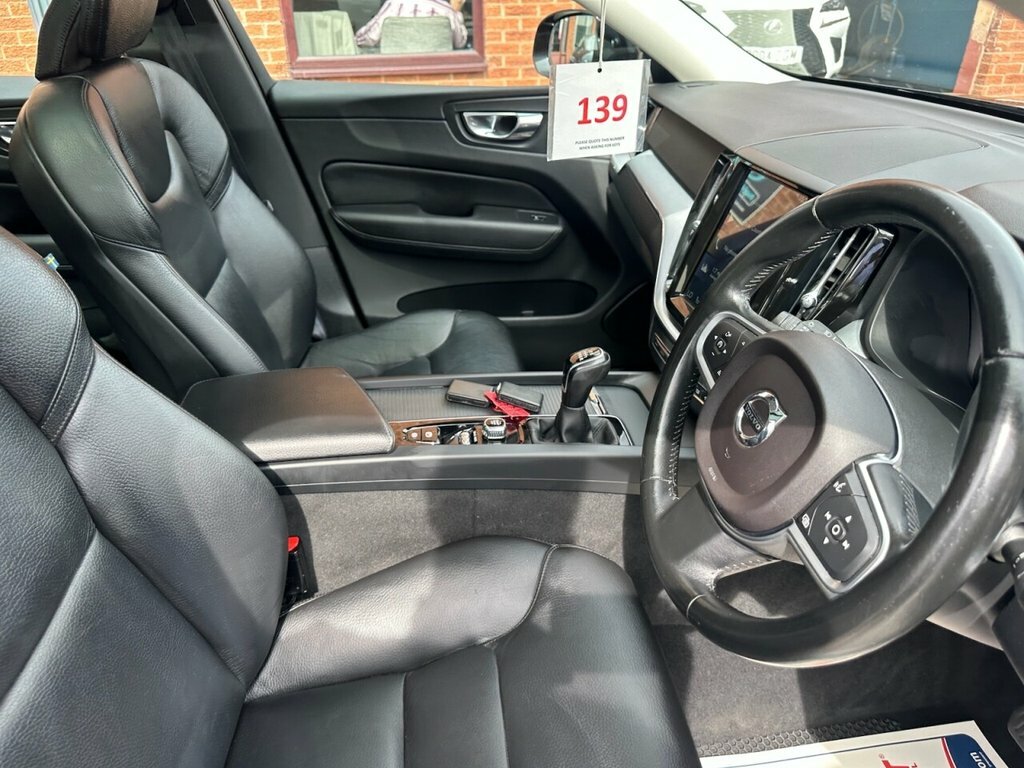 Volvo XC60 2L Momentum Black #4
