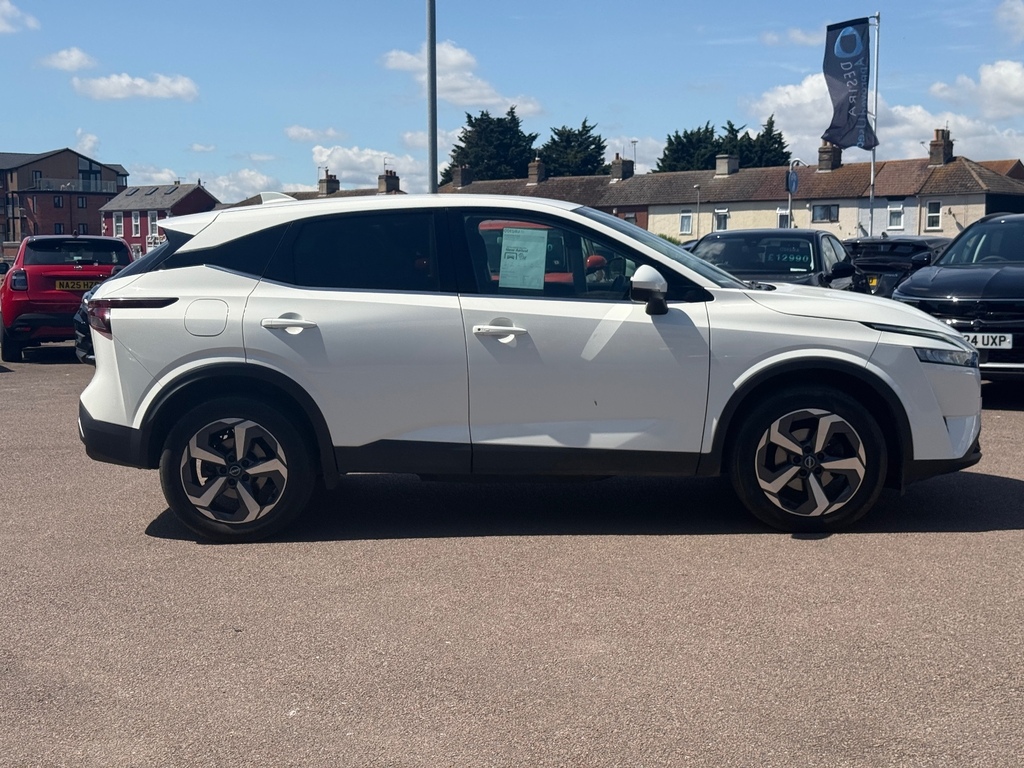 Nissan Qashqai 1.3 Dig-t Mh 158 N-connecta Xtronic DV23WHD White #4
