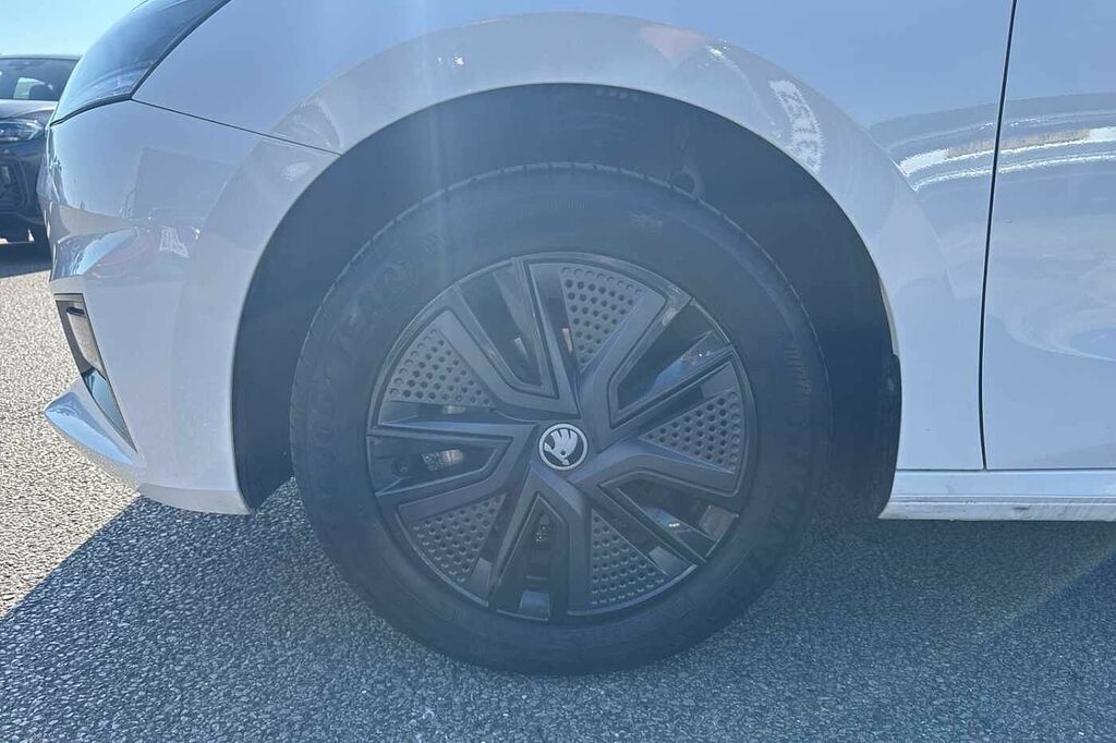 Skoda Fabia 1.0 Tsi Design Edition YY74UWP White #5