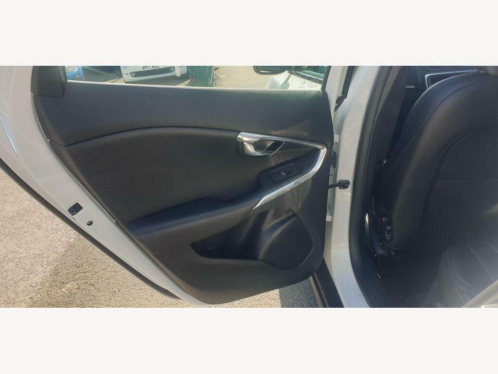 Volvo V40 Cross Country 2L Lux Red #10