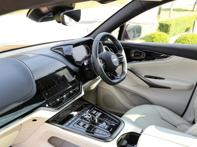 Aston Martin DBX V8 Silver #30