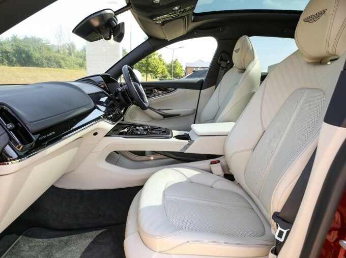 Aston Martin DBX V8 Silver #31