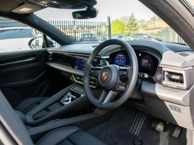 Porsche Macan 100Kwh 5-Door Grey #4