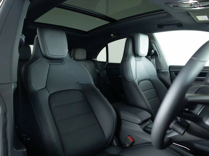 Porsche Macan 100Kwh 5-Door Red #5