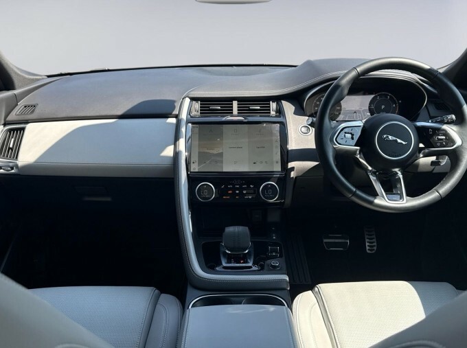 Jaguar E-Pace 1.5 P300e R-dynamic Se Black Estate Black #9