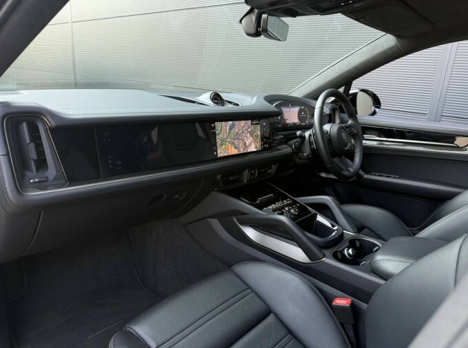 Porsche Cayenne V8 E-hybrid 25.9Kwh Turbo Tiptronics Euro 6 CA25ONZ Black #6