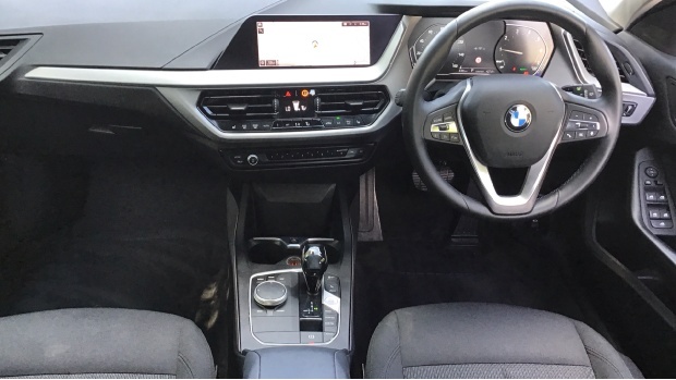 BMW 1 Series 118I Se Dct Euro 6 5-Door White #4