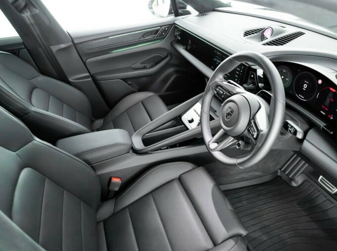 Porsche Macan 100Kwh Turbo 4Wd 5-Door Black #4