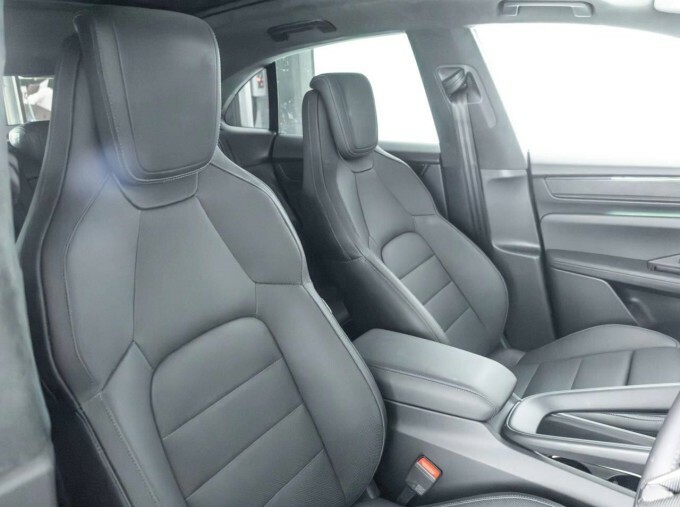 Porsche Macan 100Kwh Turbo 4Wd 5-Door Black #5