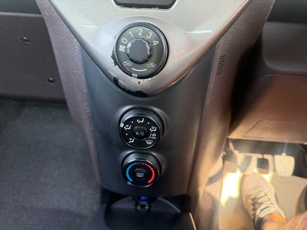 Toyota IQ Vvt-i Iq2 3-Door Silver #17