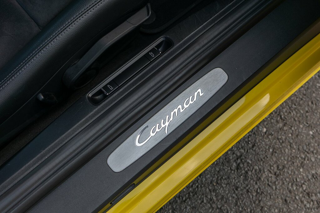 Porsche Cayman 981 Gt4 White #24