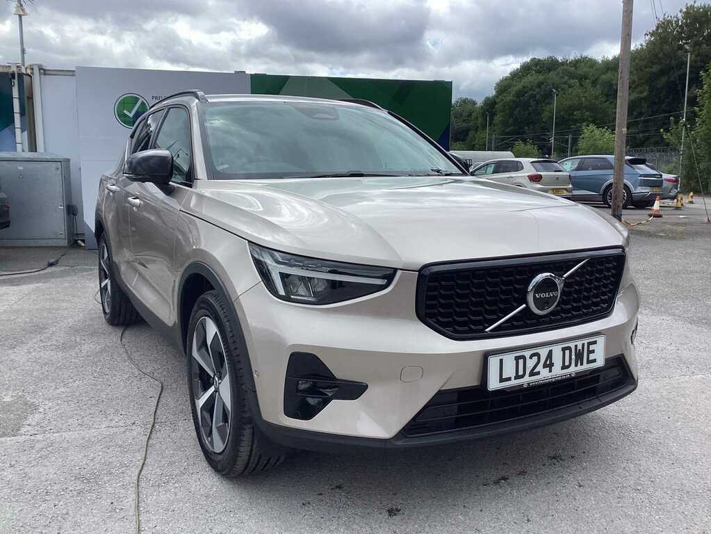 Volvo XC40 2.0 B3p Plus Dark Gold