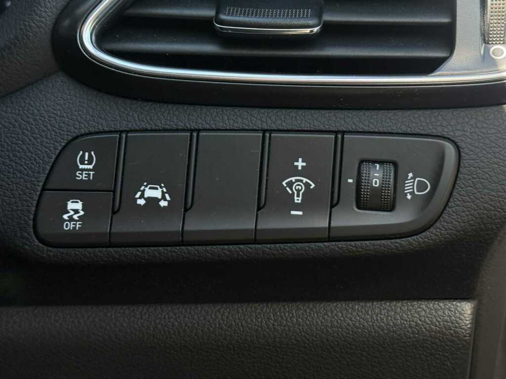 Hyundai I30 Hatchback White #27
