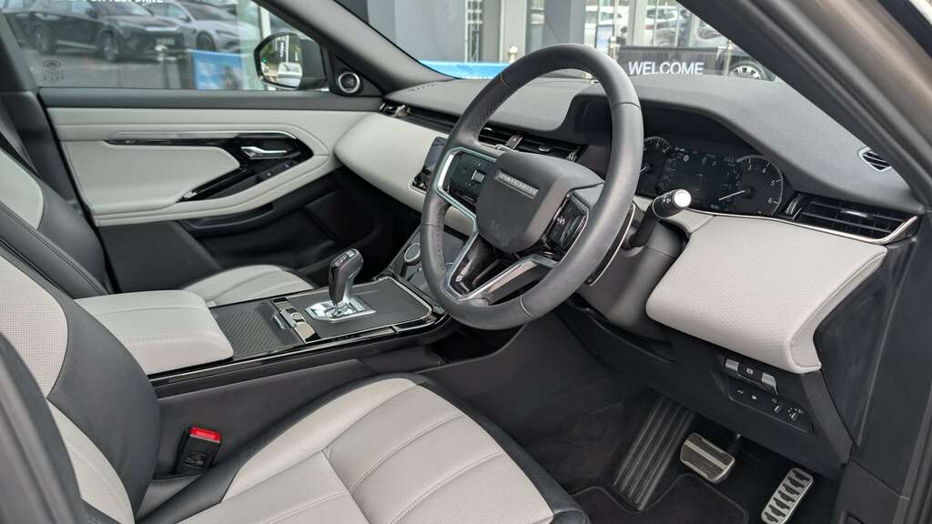 Land Rover Range Rover Evoque 1.5 P300e Evoque Edition YL23GGO Brown #6
