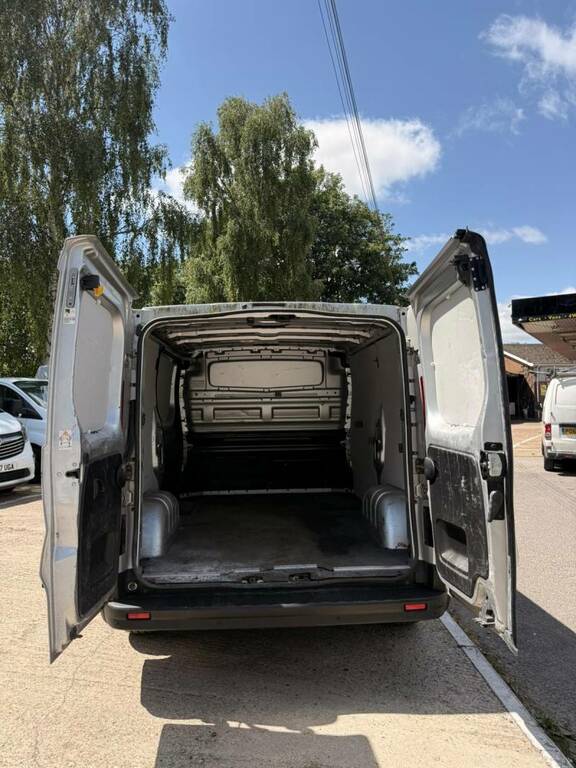 Renault Trafic 2L Business White #11